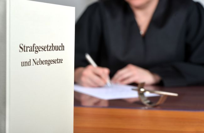 Ein Buch über das Strafgesetz in der Kanzlei Stiehl & Schmitt in Heidelberg
